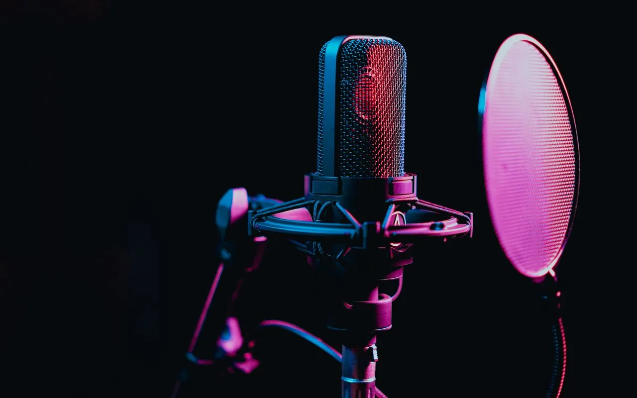 Le pouvoir caché des transcriptions de podcasts : Améliorez l'accessibilité, l'engagement et le référencement des podcasts